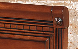 Νεοκλασική κάμαρα με χαρακτηριστικό την οβάλ λεπτομέρεια στο κρεβάτι και στα συρτάρια. 