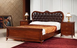 Κρεβατοκάμαρα σε στυλ μπαρόκ, με επιβλητικό προσκέφαλο σε δερμάτινο καπιτονέ. 