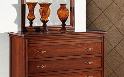 Κρεβατοκάμαρα σε στυλ μπαρόκ, με επιβλητικό προσκέφαλο σε δερμάτινο καπιτονέ. 