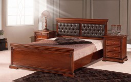 κλασική κάμαρα με επιβλητικές γραμμές. Το κρεβάτι από ατόφιο ξύλο μασίφ και επιφάνειες από καρυδιά. 