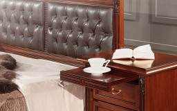 κλασική κάμαρα με επιβλητικές γραμμές. Το κρεβάτι από ατόφιο ξύλο μασίφ και επιφάνειες από καρυδιά. 