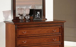 κλασική κάμαρα με επιβλητικές γραμμές. Το κρεβάτι από ατόφιο ξύλο μασίφ και επιφάνειες από καρυδιά. 