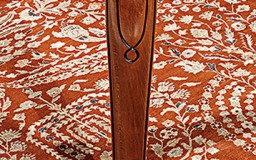 Τραπέζι από ρίζα αμερικάνικης καρυδιάς στην επιφάνεια.