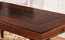  Τραπέζι σε στυλ μπαρόκ. Ατόφιο μασίφ ξύλο οξιάς στο σκελετό και στην επιφάνεια ρίζα καρυδιάς.