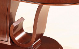 Τραπέζι σε σχήμα οβάλ. Design ιδιαίτερο εξ ολοκλήρου από αμερικάνικη καρυδιά.