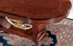 Τραπέζι σε σχήμα οβάλ.