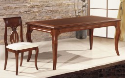 Τραπέζι στη λιτή γραμμή του νεοκλασικού στυλ από μασίφ ξύλο οξιάς.