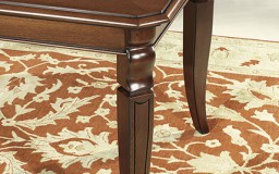 Τραπέζι με σκελετό οξιάς και επένδυση καρυδιάς. 